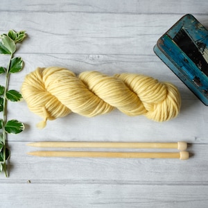 Pastel yellow chunky merino wool yarn - 200g hank of pure wool yarn - baby knitwear bulky yarn - weaving yarn - thick merino yarn soft