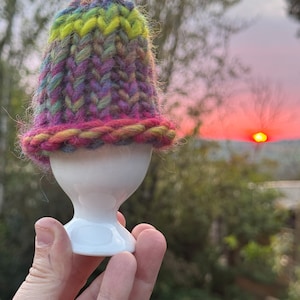 Oeuf tricoté arc-en-ciel - vaisselle colorée - cosy aux œufs - petit-déjeuner britannique - style cottage - petit-déjeuner cosy