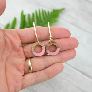 Pink circle earrings with wood and resin pink geometric earrings wooden earrings pastel pink jewelry zdjęcie 1