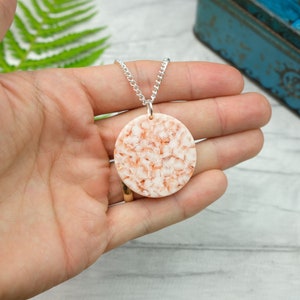 Pfirsich gemusterte Halskette - Kreis Anhänger Halskette - rosa geometrischer Schmuck