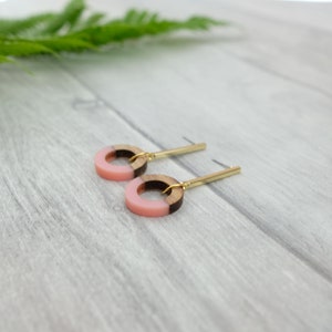 Pink circle earrings with wood and resin pink geometric earrings wooden earrings pastel pink jewelry imagem 6
