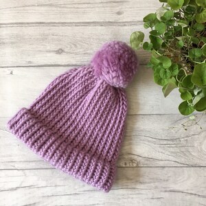 Lavender lila Strickmütze, Bommelmütze aus Merinowolle von The Dorothy Days,