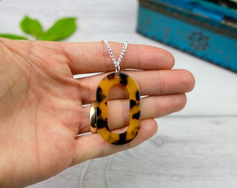 Oval tortoise shell necklace - oversized pendant - minimal jewellery - minimalist style fashion