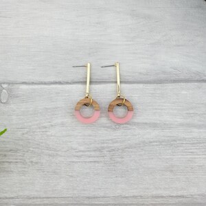 Pink circle earrings with wood and resin pink geometric earrings wooden earrings pastel pink jewelry zdjęcie 5