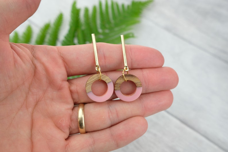 Pink circle earrings with wood and resin pink geometric earrings wooden earrings pastel pink jewelry imagem 7