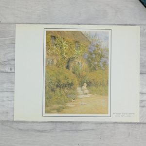 Puede incluir: Una cabaña con techo de paja y una niña sentada en los escalones. La cabaña está cubierta de enredaderas verdes y flores. La imagen es una pintura de acuarela.