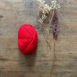 Red Merino Wool Yarn – Super Chunky 100g Ball, Bright Classic Red Wool for Knitting, Crochet, Weaving, Festive Makes & Chunky Projects