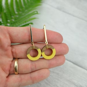 Gele cirkeloorbellen van harshout: moderne boho-hangoorbellen