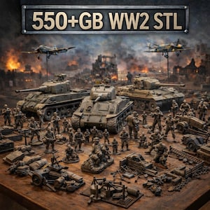 Pode incluir: Uma coleção de modelos em miniatura da Segunda Guerra Mundial, incluindo tanques, soldados e peças de artilharia, dispostos sobre uma superfície de madeira. A cena inclui modelos de aviões e um cenário de uma cidade em guerra. O texto "550+GB WW2 STL" é exibido no topo.
