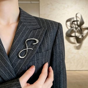 Minimalist Silber Abstrakte Brosche, Moderne Fluid Metal Revers Pin, Skulpturale Band Blazer Pin, Eleganter Büro Anzug Schmuck, Geschenk für Sie