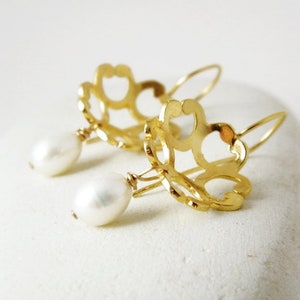 Orecchini pendenti con perle, orecchini pendenti in oro con fiori zen, gioielli da sposa - Gioielli da sposa