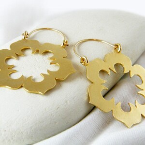 Bloemenoorbellen grote gouden oorbellen statement oorbellen