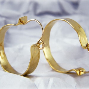 Gouden hoop oorbellen Gouden cirkel oorbellen gehamerde oorbellen