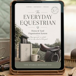 Può includere: Un tablet digitale in una custodia in pelle color cuoio che mostra una copertina intitolata The Everyday Equestrian Horse & Yard Organisation System. Lo schermo mostra un taccuino a spirale, una tazza in ceramica e una sella in pelle.
