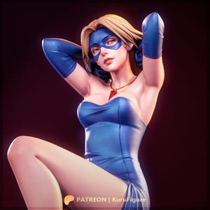 Op de afbeelding: Een blond beeldje met een blauwe strapless jurk, blauwe handschoenen en een blauw oogmasker. Het figuur heeft een gouden ketting met een rode driehoekige hanger. De basis van het figuur toont de tekst PATREON | KuruFigure in witte letters.