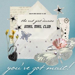 以下が含まれることがあります： 水色の背景に、開いた封筒のコラージュ。テキストは「the rat girl diaries SNAIL MAIL CLUB」と書かれています。デザインには、星型のオーナメント、蝶、ハート型の南京錠、「you've got mail!」という言葉が含まれています。