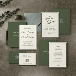 Puede incluir: Una taza de cerámica blanca con un asa negra y el texto "But First, Coffee" en un estilo manuscrito. La taza está sobre una superficie blanca. La taza se utiliza probablemente para bebidas calientes.