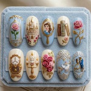 Puede incluir: Un conjunto de diez diseños de uñas en forma de almendra. Cada uña presenta un diseño diferente, incluyendo una rosa en una cúpula de cristal, un castillo, un retrato, libros, un reloj, un candelabro, rosas, una tetera y una pareja bailando.