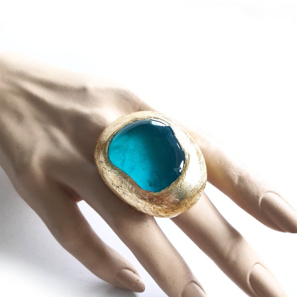 Grande bague bleue, bague bleue, bague en or bleu, bague de déclaration, moderne, bague contemporaine, bague moderniste, bague en résine, grande bague en résine, bague unique