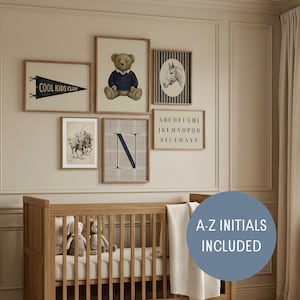 Könnte beinhalten: Eine Sammlung gerahmter Wandkunst mit einem Kinderzimmer-Thema. Die Kunstwerke zeigen einen Teddybären, einen Pferdekopf, das Alphabet und eine Fahne mit der Aufschrift "COOL KIDS CLUB". Im Vordergrund befindet sich ein Kinderbett mit Stofftieren und einer Decke. Der Text "A-Z INITIALS INCLUDED" ist ebenfalls sichtbar.