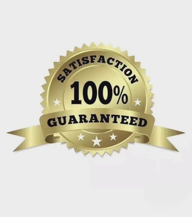 Puede incluir: Una insignia circular de color dorado con un borde dentado que presenta el texto negro SATISFACTION 100% GUARANTEED. El dise&ntilde;o incluye una banda central en el medio y cinco peque&ntilde;as estrellas blancas dispuestas alrededor del emblema.