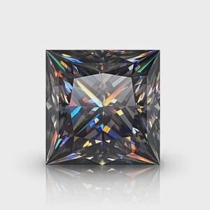 Op de afbeelding: Een vierkant geslepen edelsteen met een donkergrijze, metallic uitstraling. Het gefacetteerde oppervlak vertoont scherpe geometrische lijnen en reflecteert licht in levendige, prismatische flitsen van blauw, geel en oranje voor een briljant effect.