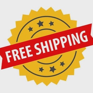 Puede incluir: Una insignia circular amarilla con borde dentado y cinco estrellas negras dispuestas en c&iacute;rculo. Una banda diagonal roja se superpone al centro de la insignia, mostrando el texto blanco FREE SHIPPING en una fuente may&uacute;scula negrita.