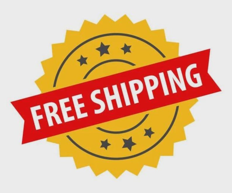 Puede incluir: Una insignia circular amarilla con borde dentado y cinco estrellas negras dispuestas en c&iacute;rculo. Una banda diagonal roja se superpone al centro de la insignia, mostrando el texto blanco FREE SHIPPING en una fuente may&uacute;scula negrita.