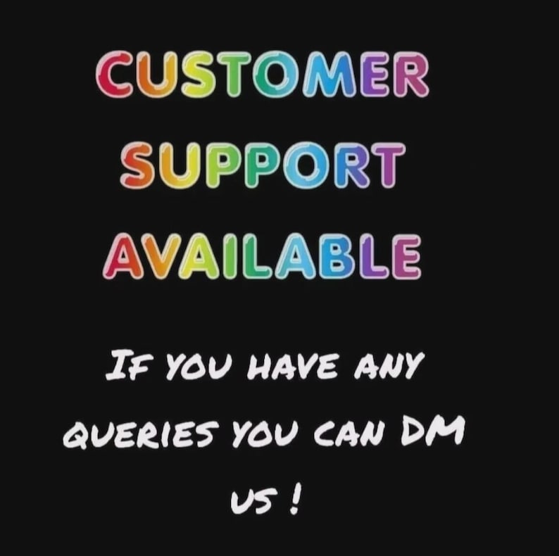 Puede incluir: Un gr&aacute;fico negro con el texto CUSTOMER SUPPORT AVAILABLE en una fuente con degradado de arco&iacute;ris multicolor. Debajo, el texto blanco dice: If you have any queries you can dm us! El dise&ntilde;o est&aacute; centrado sobre un fondo negro s&oacute;lido.