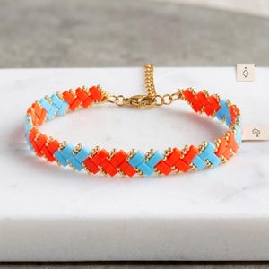 Pulsera tejida con cuentas Miyuki half-tila. Colores vibrantes: naranja y turquesa, mate y dorado. Hecha a mano. Estilo bohemio veraniego. Regalo para ella.