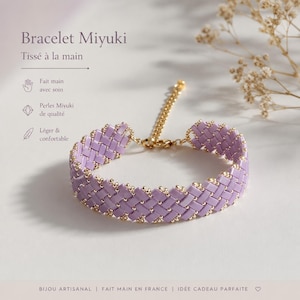 Puede incluir: Pulsera Miyuki lavanda tejida a mano con detalles dorados. La pulsera artesanal presenta un diseño tejido y es ajustable. La imagen incluye texto en francés: "Bracelet Miyuki, Tissé à la main".