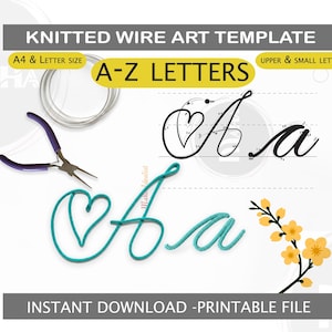 Könnte beinhalten: Auf weißem Hintergrund befindet sich eine Strickdraht-Kunstvorlage mit dem Text "A-Z Letters". Das Bild enthält Beispiele des Buchstabens "A" in Groß- und Kleinbuchstaben, Draht, eine Zange und einen Zweig gelber Blumen. Der Text "Instant Download - Printable File" ist ebenfalls sichtbar.