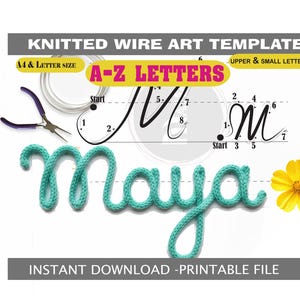 Peut inclure: Un modèle d'art en fil de fer tricoté de couleur turquoise avec le nom "Maya" en cursive. L'image comprend du fil, une pince et des instructions pour créer des lettres A-Z. Le texte "KNITTED WIRE ART TEMPLATE" et "INSTANT DOWNLOAD -PRINTABLE FILE" est également visible.