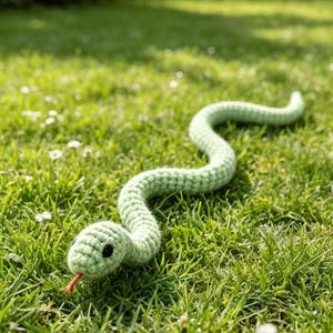 Serpiente de ganchillo flexible: llavero o compañero de escritorio con cuerpo articulado.