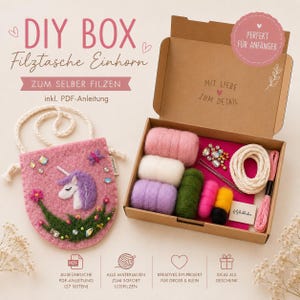 Könnte beinhalten: Ein DIY-Bastelset in einem Karton mit Rollen aus rosa, weißer, violetter, grüner und gelber Wolle, Nadeln, Kordel und Schmucksteinen. Daneben liegt eine fertige rosa Filztasche mit Einhorn-Motiv und floralen Applikationen sowie Verzierungen.