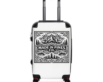 Maleta/equipaje de viaje con el logo Made in the Pines y un llamativo gráfico negro.