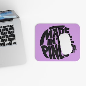 Alfombrilla de ratón Made in the Pines Co. / Logotipo con escritura retro, alfombrilla de escritorio morada