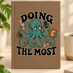 Op de afbeelding: Een bruin notitieboek met harde kaft en een afbeelding van een groenblauwe octopus met een vermoeide blik. De octopus houdt een koffiebeker, een smartphone, een zak chips, sleutels en oplaadkabels vast. De tekst DOING THE MOST staat in het zwart.
