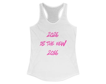 2026 ist das neue Racerback Tank Top, Nostalgie Humor Shirt, Popkultur Geschenk, nostalgischer Tank, 2016 Vibes Shirt, lustiges Geschenk für Freunde
