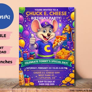 Puede incluir: Una vibrante invitación para una fiesta de cumpleaños de Chuck E. Cheese. El diseño presenta un ratón de dibujos animados sosteniendo pizza, rodeado de globos, regalos y monedas. La invitación mide 12,7 x 17,8 cm.