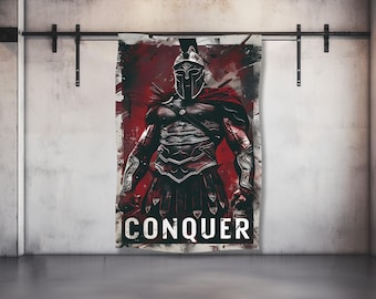 Peut inclure: Impression d'art numérique d'un guerrier spartiate en armure, avec une cape rouge et un casque. Le fond est un mélange de coups de pinceau rouges et blancs, avec le mot "CONQUER" en blanc en bas. L'œuvre est affichée sur un mur.