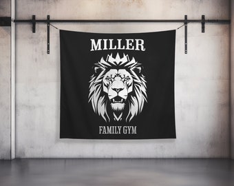 Benutzerdefinierte Gym Tapisserie | Home Gym Flagge Dekor | Großes Zitat Wandkunst | Motivierend Inspirierend | Personalisiertes Namensbanner Familien-Fitnessstudio