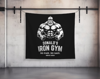 Benutzerdefinierte Gym Tapisserie | Home Gym Flagge Dekor | Großes Zitat Wandkunst | Motivierend Inspirierend | Personalisiertes Namensbanner Eisen-Fitnessstudio