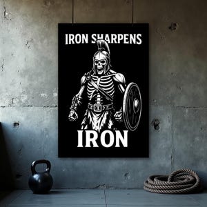 Könnte beinhalten: Schwarz-weiß Poster mit einem Skelett-Gladiator-Design, komplett mit Helm und Schild, und dem Text "IRON SHARPENS IRON". Eine auffällige Grafik, ideal für ein Fitnessstudio oder eine Fitnessumgebung.