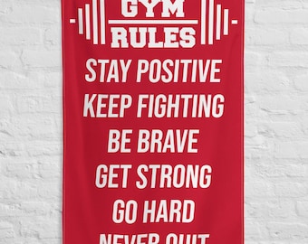 Könnte beinhalten: Roter Motivationsbanner für das Fitnessstudio mit weißem Text, der lautet: "||||- GYM RULES STAY POSITIVE KEEP FIGHTING BE BRAVE GET STRONG GO HARD NEVER QUIT ||||-"