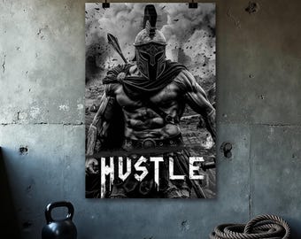 Peut inclure: Affiche en noir et blanc représentant un guerrier musclé portant un casque et une armure, tenant une lance. Le mot "HUSTLE" est affiché en bas. L'arrière-plan montre une scène de bataille.