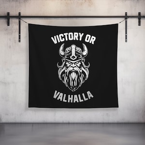 Könnte beinhalten: Schwarze Wandbehänge mit einem weißen Wikingerkrieger, der einen gehörnten Helm trägt. Der Text "Sieg oder Walhalla" ist unter dem Krieger gedruckt.