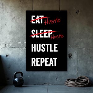 Op de afbeelding: Zwarte poster met de woorden "EAT" doorgestreept en vervangen door "Hustle", "SLEEP" doorgestreept en vervangen door "Hustle", "HUSTLE" en "REPEAT" in het wit. Een zwarte kettlebell en een opgerold touw staan op de voorgrond.