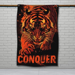 Tiger Conquer-flagga, motiverande väggkonst, gymdekor, hemmagymflaggor, garagegym, tyngdlyftning, studenthemdekor, anpassade flaggor, väggtapet