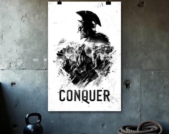 Peut inclure: Affiche en noir et blanc représentant un guerrier spartiate avec un casque, sur fond de montagnes. Le mot "CONQUER" est imprimé en lettres noires grasses en bas. L'affiche est accrochée à un mur en béton gris.